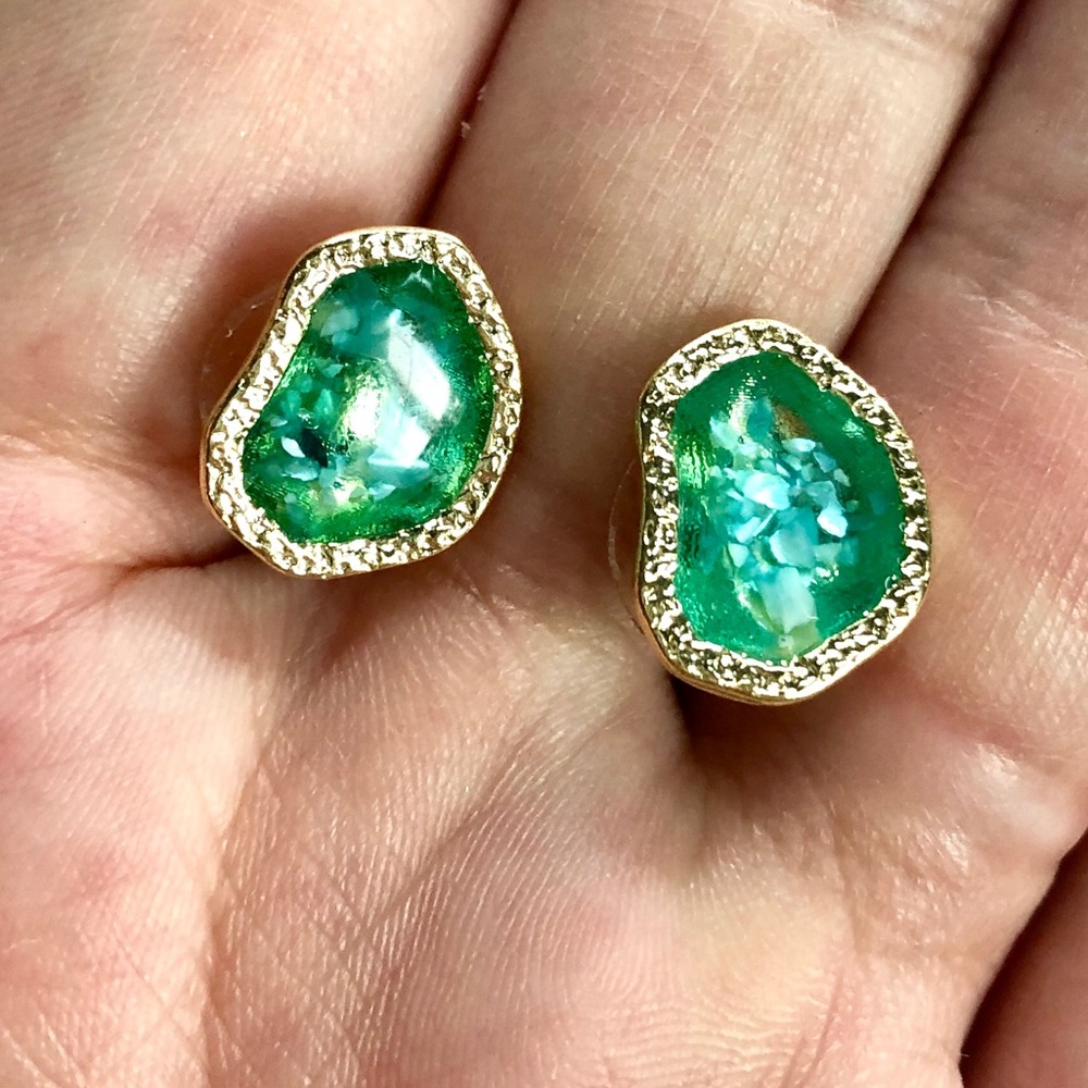 🆕Green shell earrings